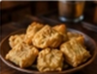 Sepiring aneka gorengan hangat tahu dan tempe di angkringan
