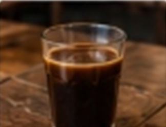 Segelas Kopi Hitam hangat di atas meja kayu angkringan